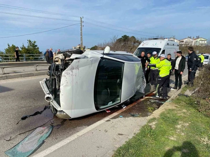 Sinop’ta virajı alamayan otomobil takla attı: 1 yaralı
