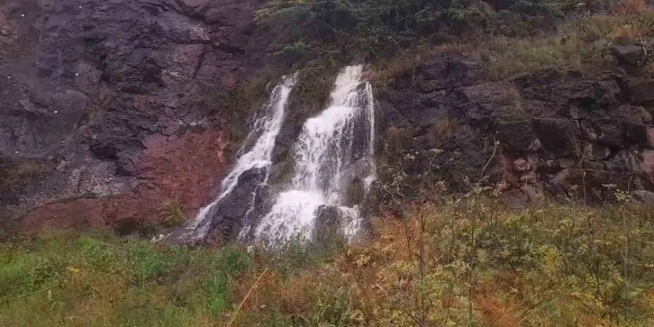 Sinop’taki yağışların ardından kayalık alanda şelale oluştu
