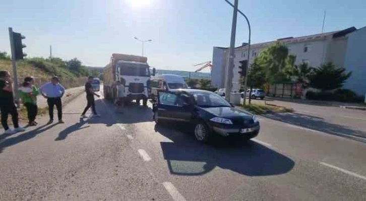 Sinop’ta kamyon kırmızı ışıkta otomobile çarptı: 1 yaralı