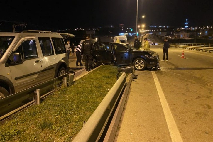 Sinop’ta kontrolden çıkan otomobil refüje çıktı: 3 yaralı