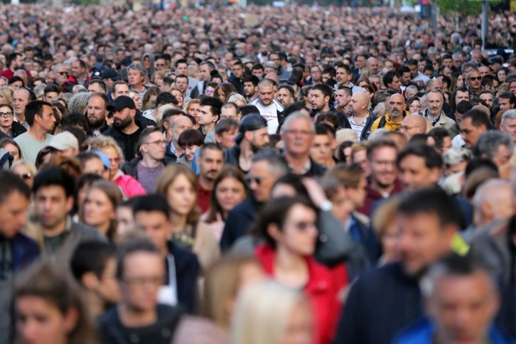 Sırbistan’daki silahlı saldırıların ardından halk sokağa indi