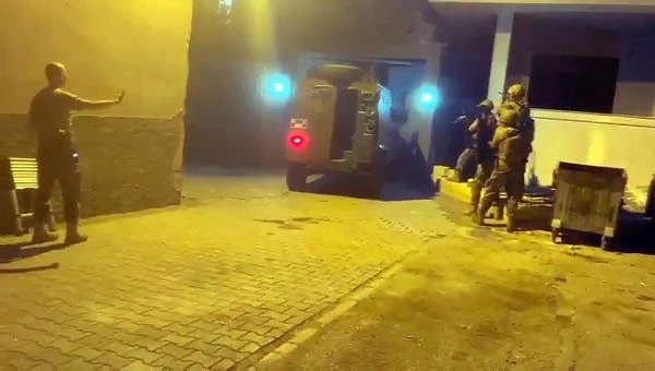 ‘Şirinler’ çetesi operasyonun görüntüleri ortaya çıktı; polis kapıyı zırhlı araçla kırmış