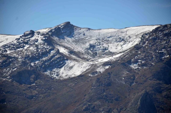 Şırnak dağları beyaza büründü, besiciler kış hazırlıklarına başladı
