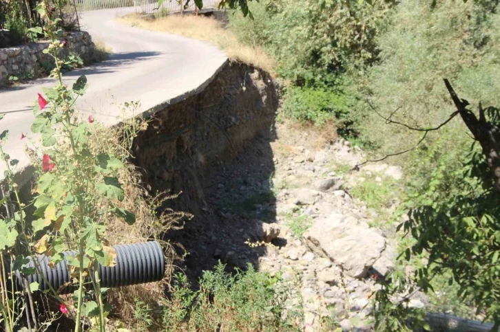 Şırnak’ta akarsu toprağı aşındırdı, köy yolu havada kaldı
