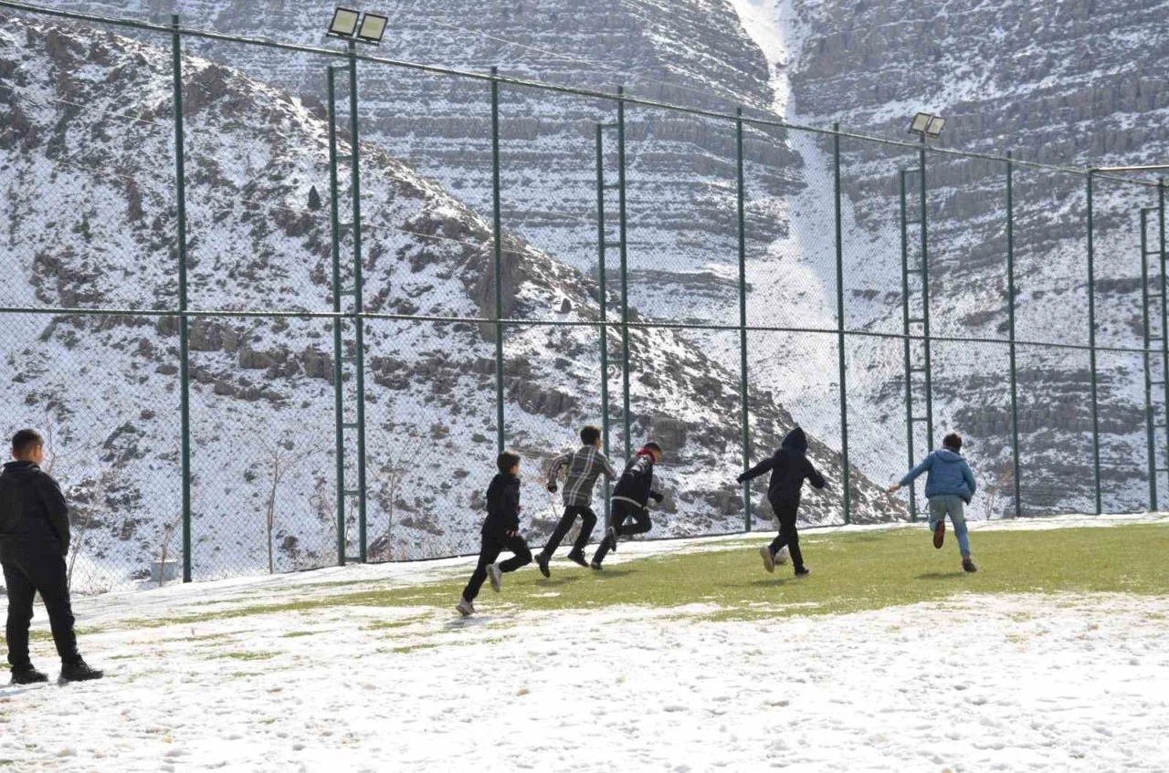 Şırnak’ta çocuklar futbol aşkına karlı yolları aşıp halı sahada top oynuyor