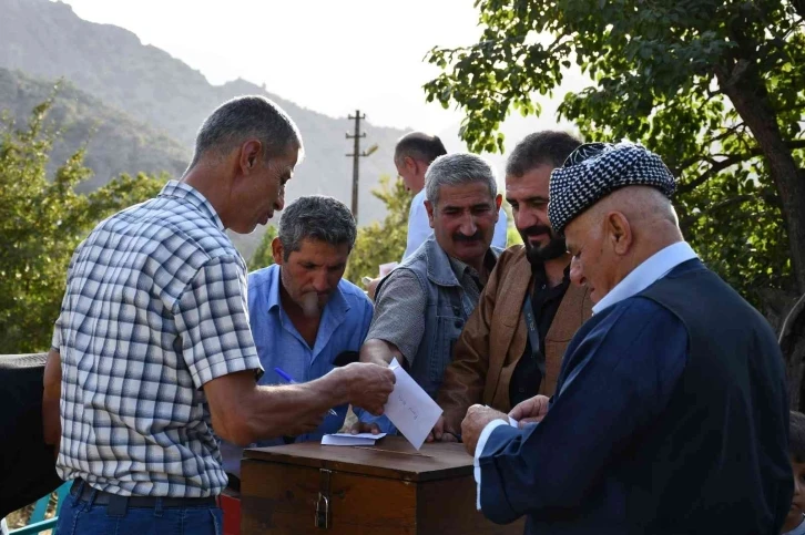 Şırnak’ta ilginç takı geleneği: Oy kullanır gibi sandık kuruldu, zarflar atıldı
