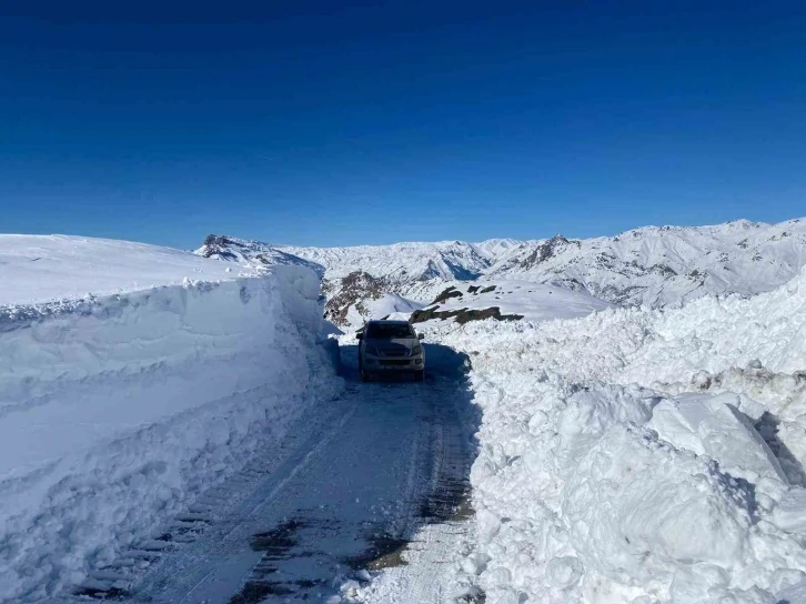 Şırnak’ta kar kalınlığı 2 metreyi aşınca dozer ve ekskavatör devreye girdi
