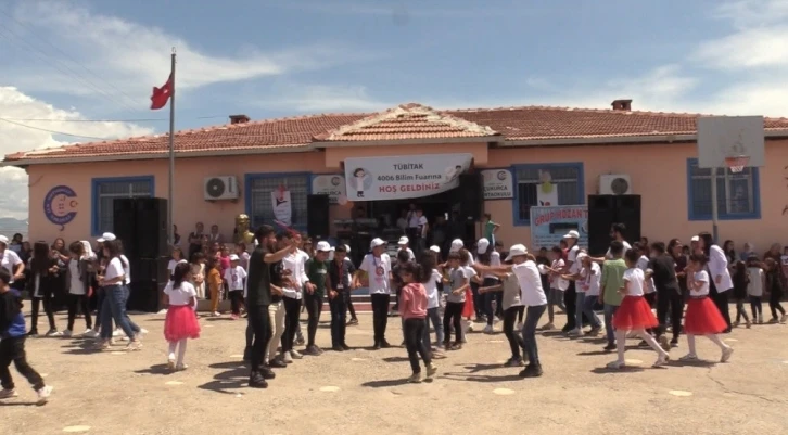 Şırnak’ta öğrenciler halaylar eşliğinde projelerini sergiledi
