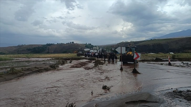 Şırnak'ta sağanak ve dolu etkili oldu