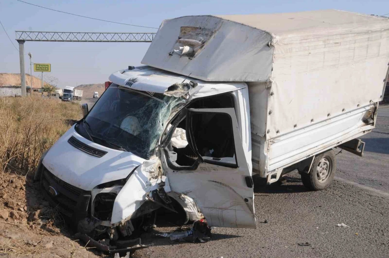 Şırnak’ta tır ile kamyonet çarpıştı: 4 yaralı
