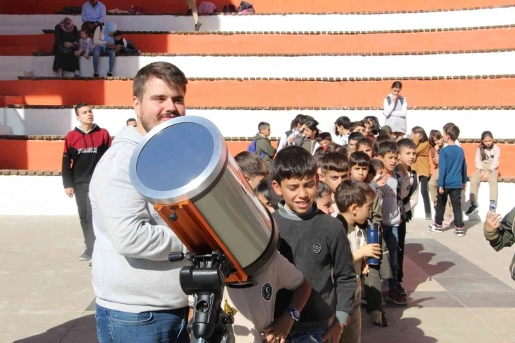 Şırnaklı çocuklar güneş tutulmasını izledi
