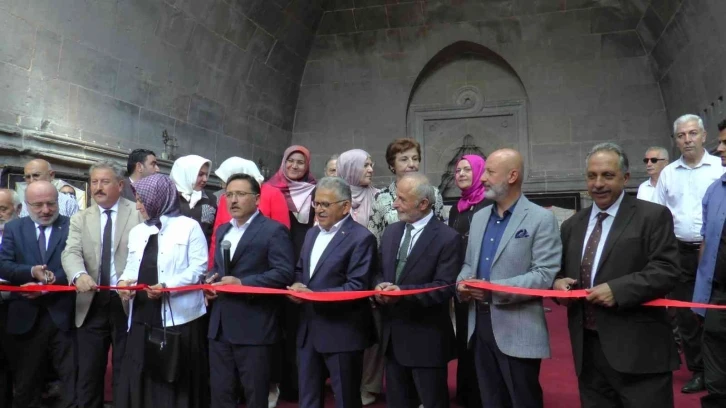 Sırrı çözülemeyen ‘tılsımlı gömlekler’ Kayseri’de sergilendi
