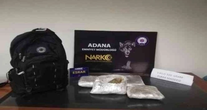 Sırt çantasından 1 kilo 320 gram esrar ele geçirildi