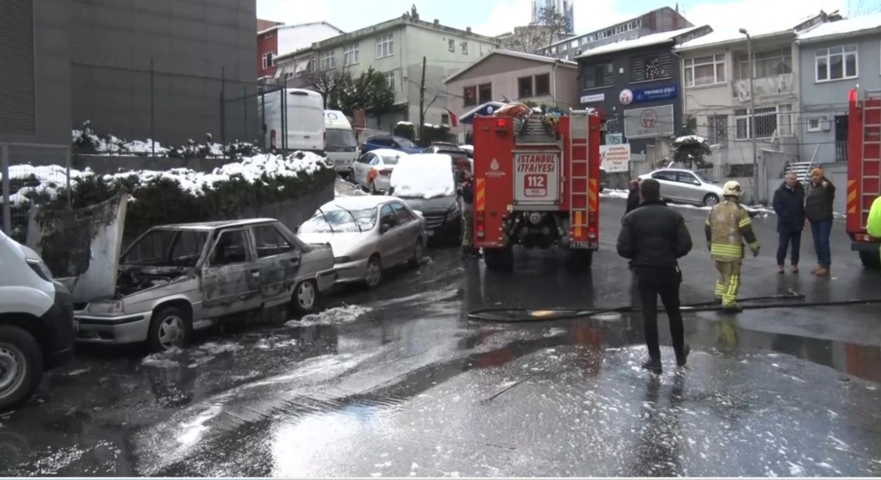 Şişli’de alev alev yanan otomobile yangın söndürme tüpüyle müdahale kamerada
