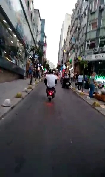 Şişli’de kazaya davetiye çıkaran motosikletli kamerada
