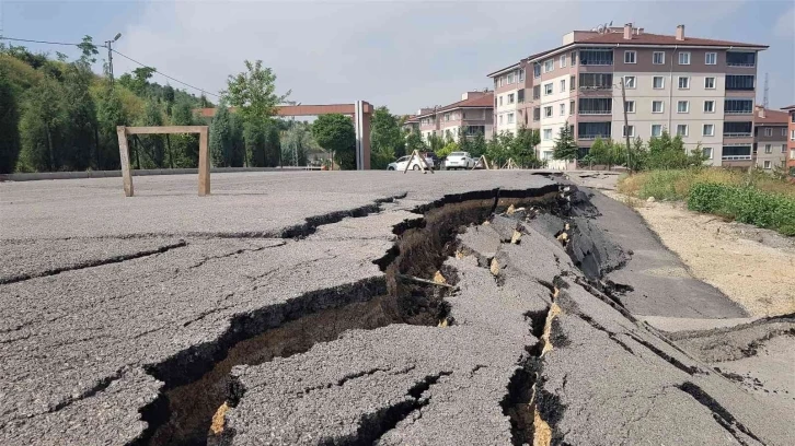 Site otoparkında heyelan meydana geldi
