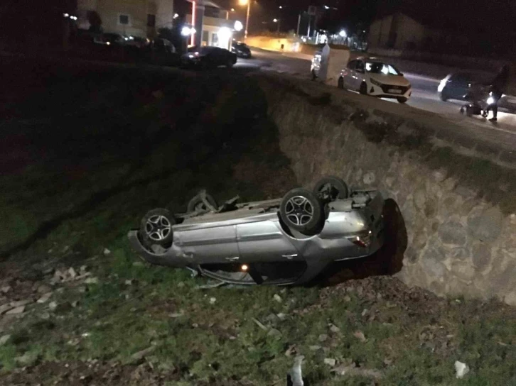 Sitenin bahçesine düşen otomobilden alkol şişesi çıktı: 1 ağır yaralı
