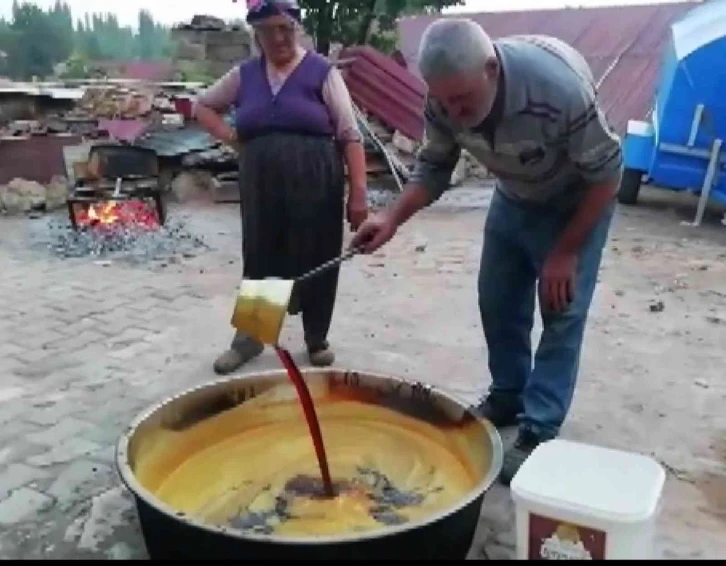 Sivas’ın üzümleri geleneksel yöntemlerle pekmeze dönüştürülüyor
