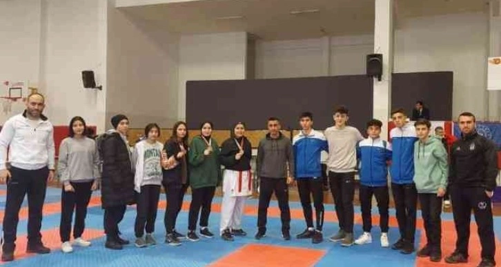 Sivas karate kafilesi madalyaları topladı