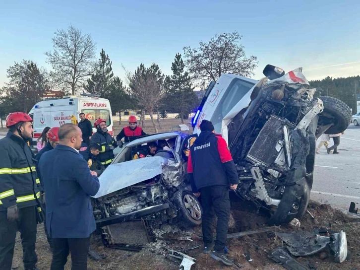 Sivas’ta ambulans ile otomobil çarpıştı: 3 kişi yaralandı
