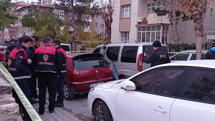 Sivas’ta feci olay: İki otomobilin arasında sıkışarak hayatını kaybetti
