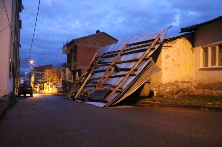 Sivas’ta fırtınada 40’tan fazla binanın çatısı uçtu
