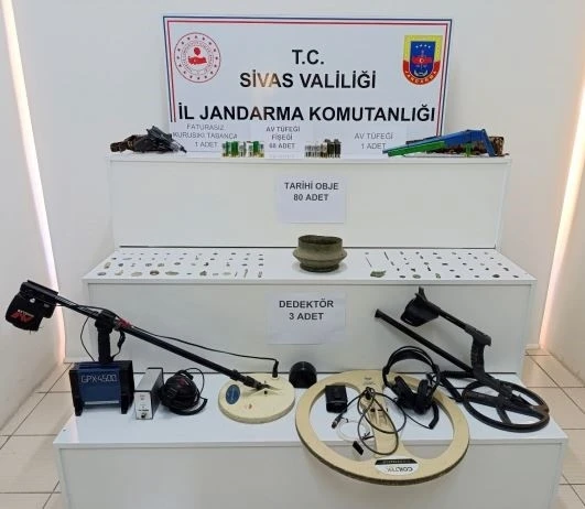 Sivas’ta jandarma operasyonu, 12 kişi gözaltına alındı
