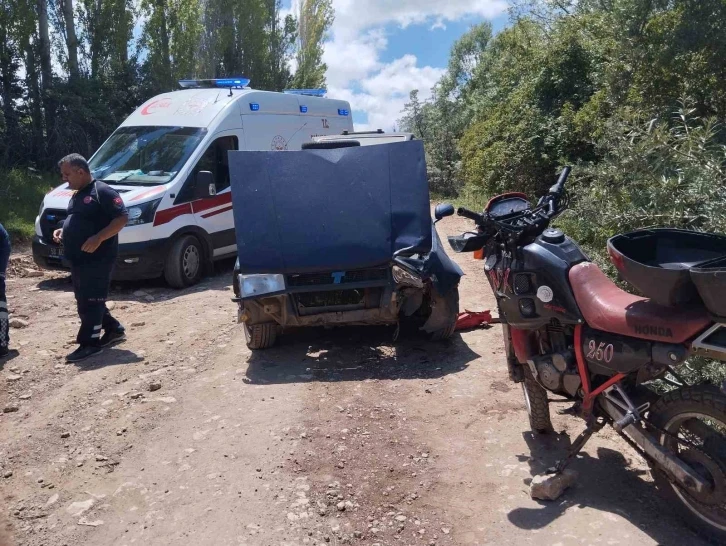 Sivas’ta motosikletle otomobil çarpıştı: 2 yaralı
