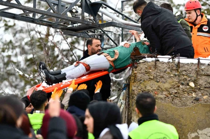 Sivas’ta nefes kesen deprem tatbikatı
