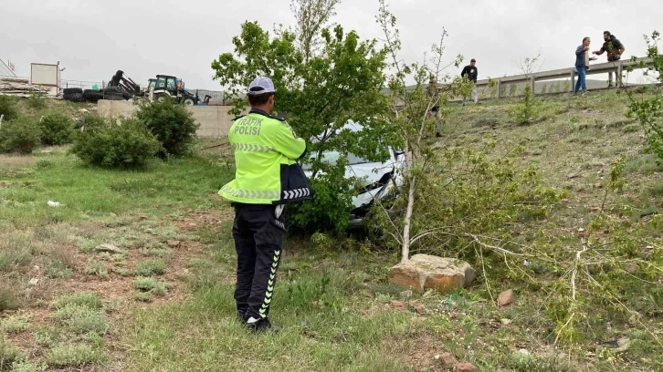 Sivas’ta otomobil şarampole uçtu: 2 yaralı
