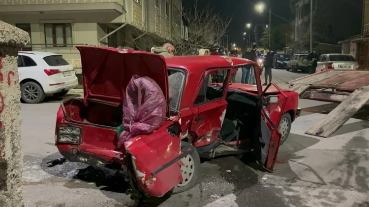 Sivas’ta otomobiller çarpıştı: 1’i ağır 5 yaralı
