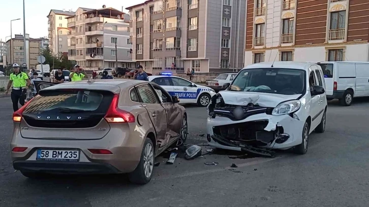 Sivas’ta otomobiller çarpıştı: 3’ü çocuk 6 yaralı
