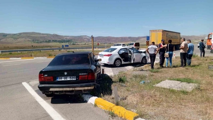 Sivas’ta otomobiller çarpıştı: 4 yaralı
