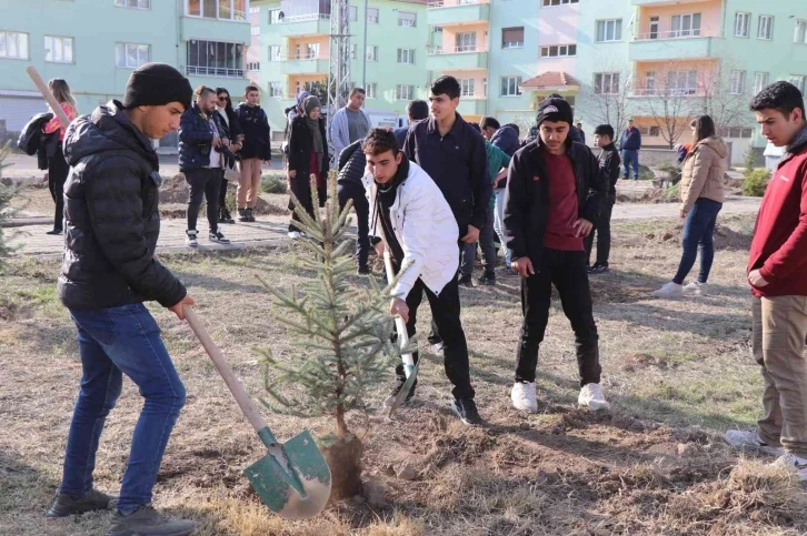 Sivas’ta özel çocuklar için fidan dikildi
