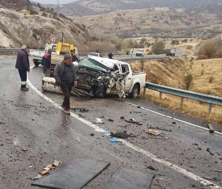 Sivas’ta pikap ile tır çarpıştı: 1’i ağır 2 yaralı
