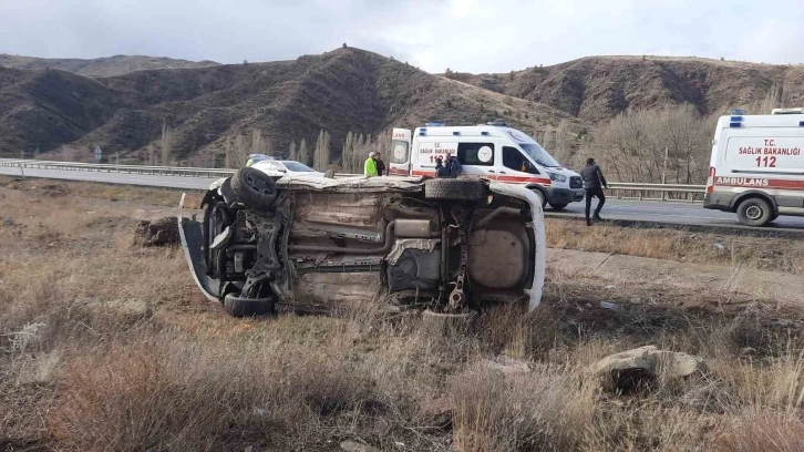 Sivas’ta virajı alamayan otomobil yan yattı: 2 yaralı
