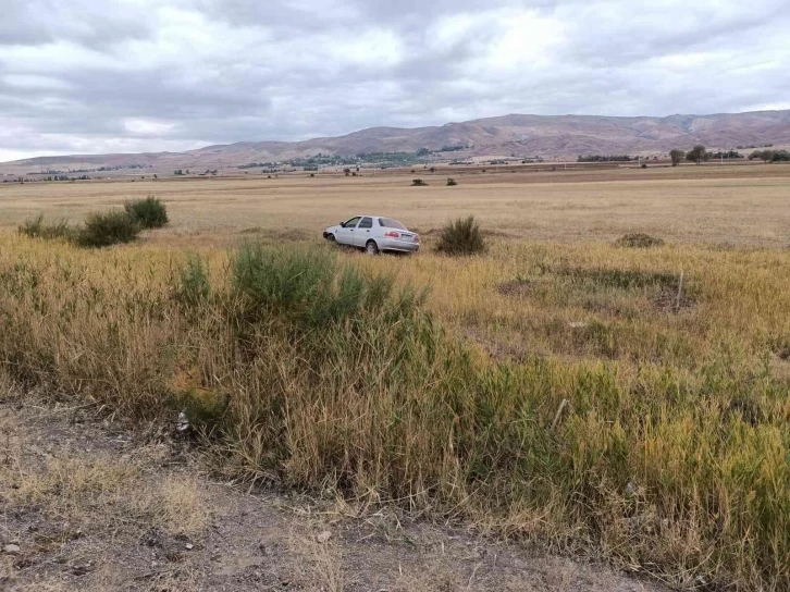 Sivas’ta yoldan çıkan otomobil tarlaya girdi: 3 yaralı
