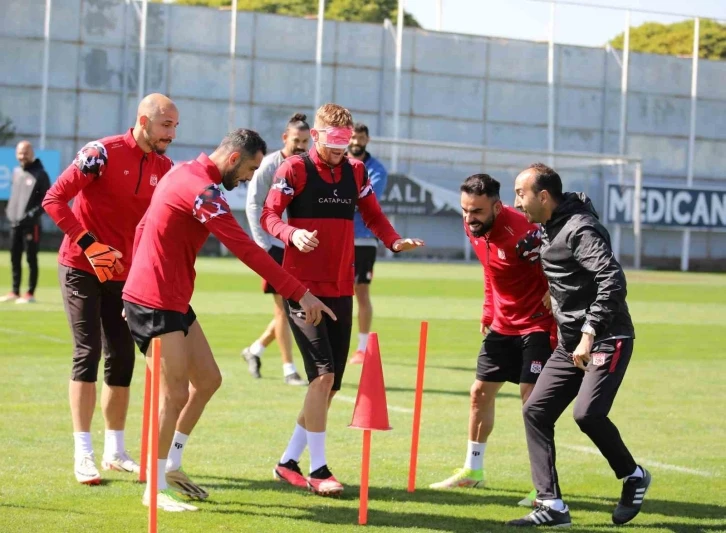 Sivasspor’da futbolculara gözü kapalı antrenman
