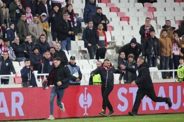 Sivasspor-Fiorentina maçında sahaya taraftar girdi