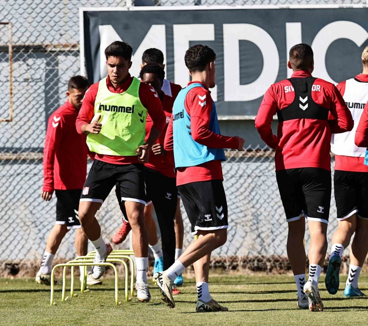 Sivasspor minyatür kalede maç yaptı
