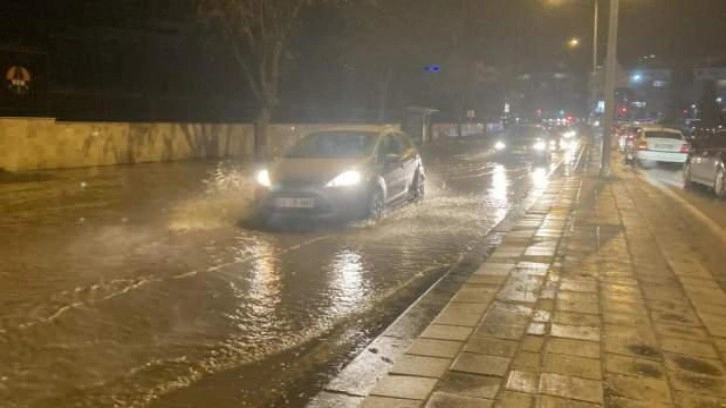 Sivas’ta cadde göle döndü! Araçlar suya gömüldü