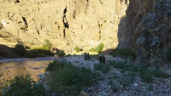 Sivas'ta çaya giren 12 yaşındaki çocuk boğuldu