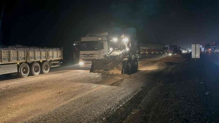 Siverek-Diyarbakır karayolunda tır devrildi: Yol 3 saat ulaşıma kapandı
