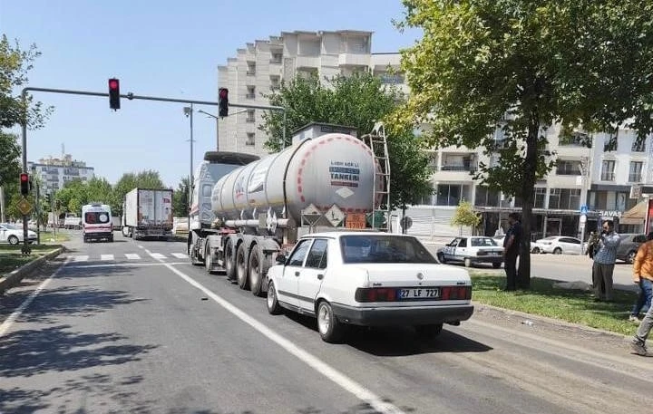 Siverek’te ışıklarda bekleyen tıra, otomobil çarptı: 2 yaralı
