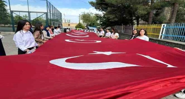 Siverek’te öğrenciler 19 Mayıs’ta dev Türk bayrağıyla şehir turu attı