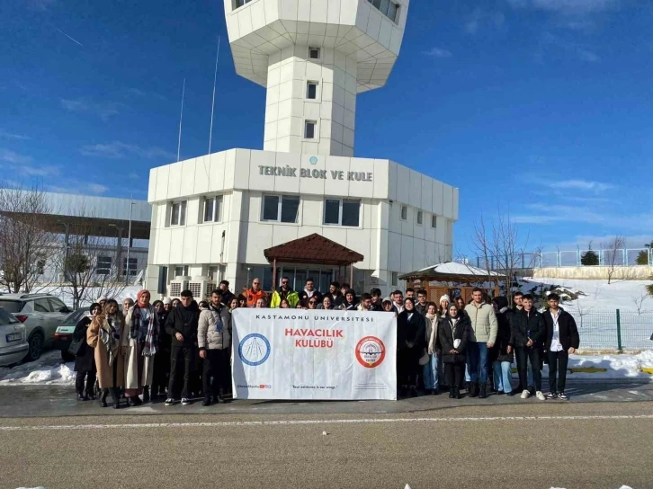 Sivil Havacılık Yüksekokulu öğrencilerine havalimanında teorik eğitim
