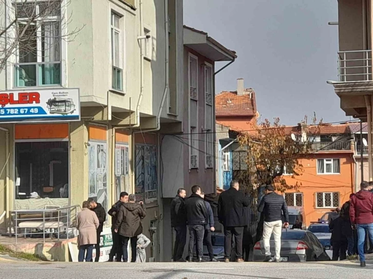 Şizofreni hastası emekli polis kadın, sağlık çalışanlarını rehin aldı
