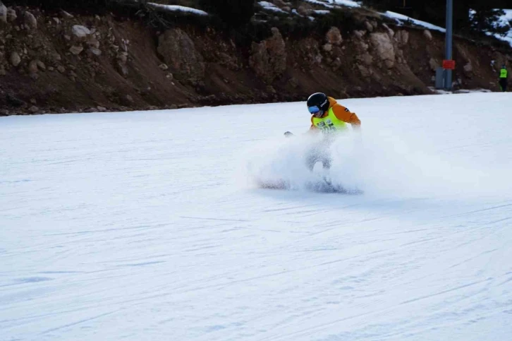 Snowboard Türkiye Şampiyonası Ergan Dağı’nda başladı
