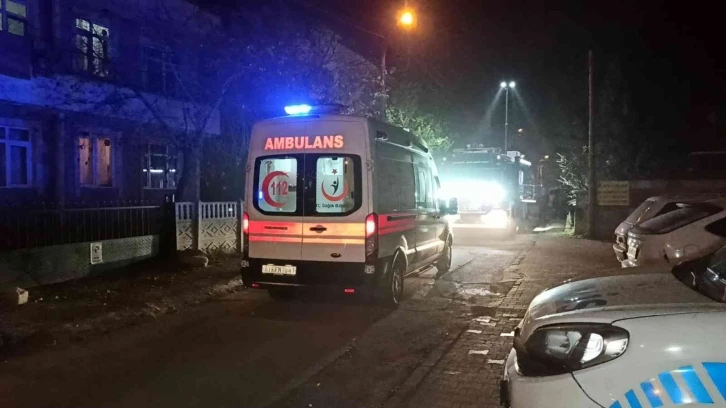 Sobadan çıkan kıvılcım evi yaktı, "evde çocuk var" iddiası ekipleri harekete geçirdi
