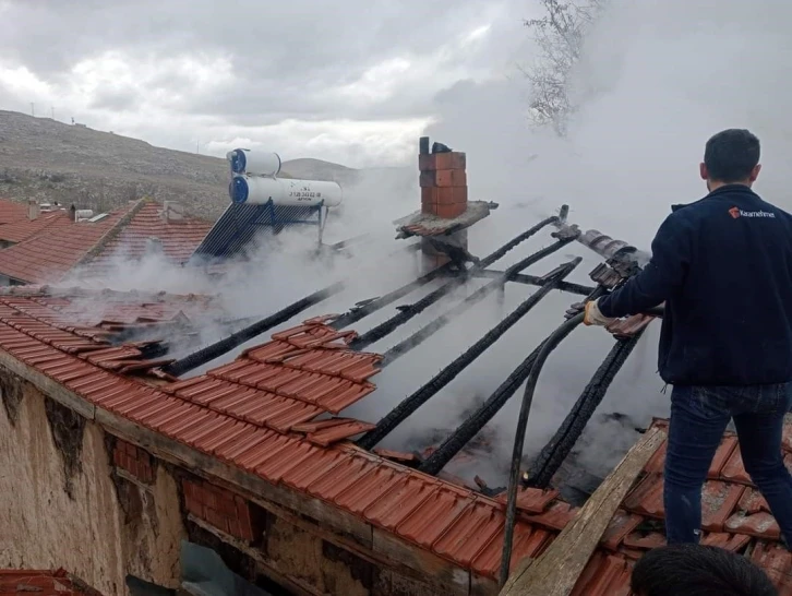 Sobadan sıçrayan kıvılcımlar evi küle çevirdi
